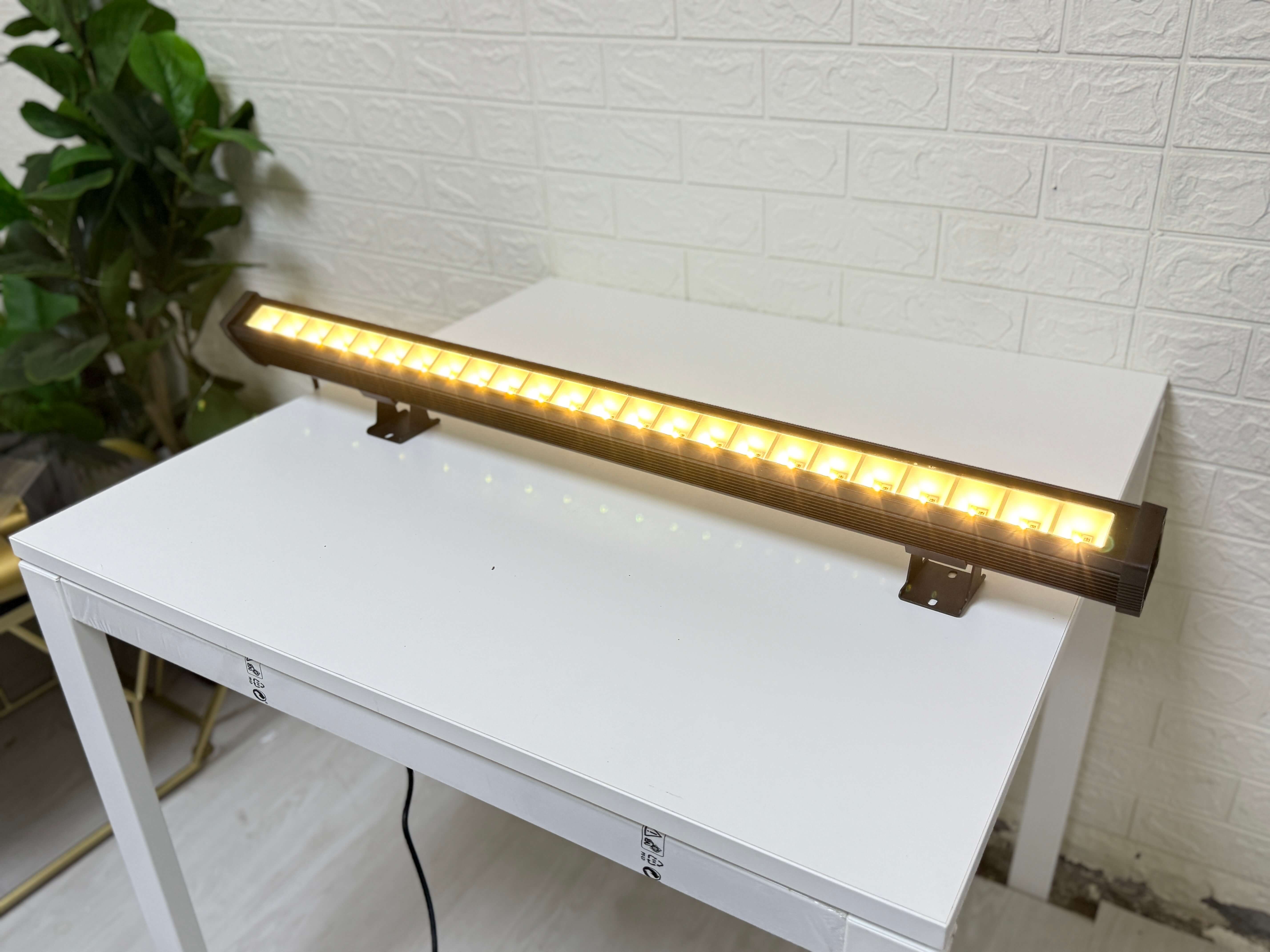 多色洗牆燈(80CM) 400$ 實景